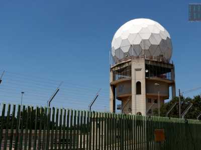 Dopo aver visitato questo pezzo di storia, percorriamo per altri 10 chilometri la provinciale sino a quando � ben visibile ai nostri occhi una gigantesca sfera bianca. La struttura, che si affaccia sulla strada, � il centro radar di Masseria Orimini, uno dei pi� importanti sistemi di controllo del traffico aereo nel sud Italia, sotto diretto controllo dell�Enav (Ente Nazionale di Assistenza al Volo)